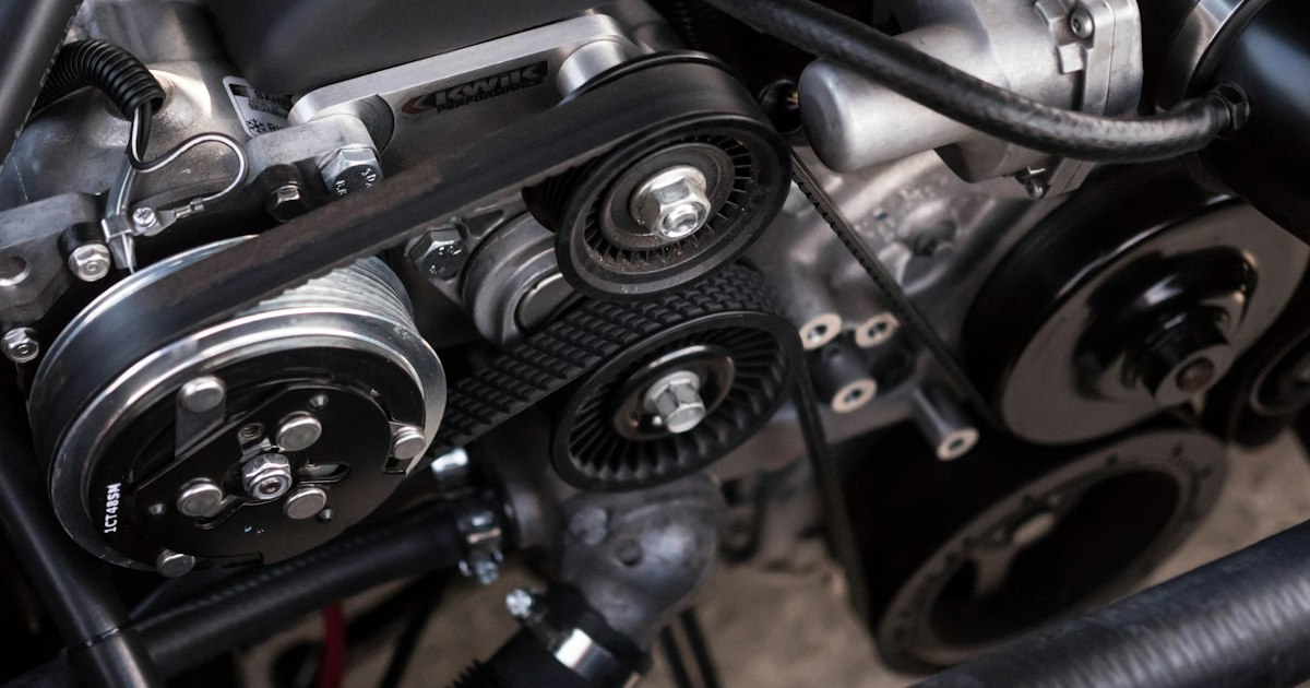 Mécanicien automobile travaillant sur un véhicule dans un garage professionnel
