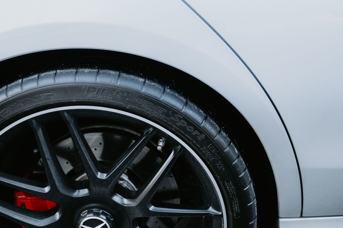 Gros plan sur une roue de voiture montrant le pneu et la jante en alliage