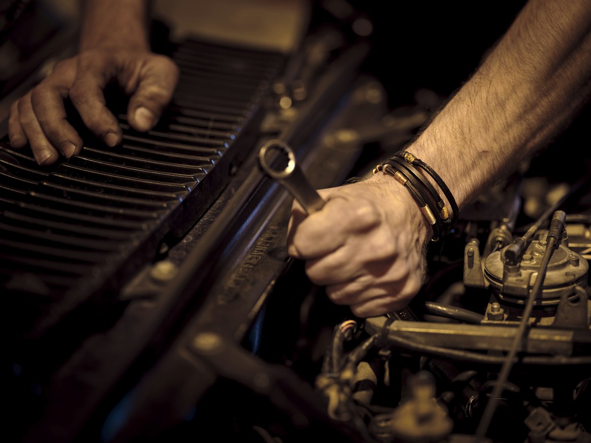 Entretien automobile avec outils et clé