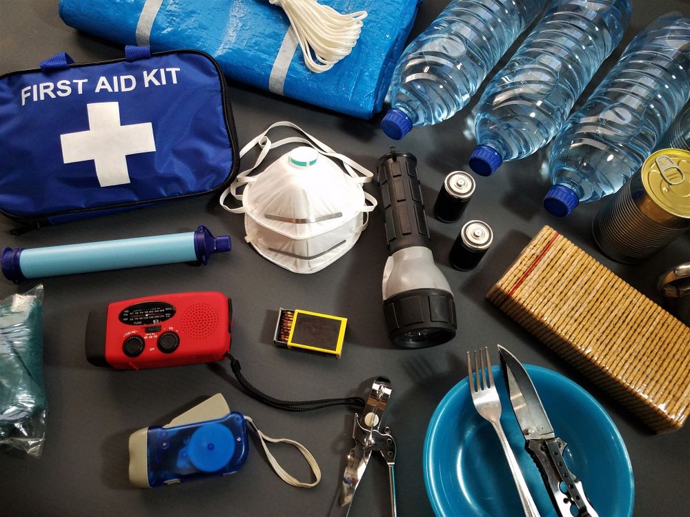 Kit d'urgence et accessoires de voiture rangés