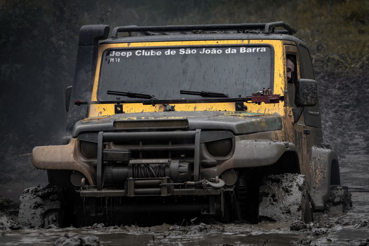 Détail de la bande de roulement d'un pneu de SUV sur piste