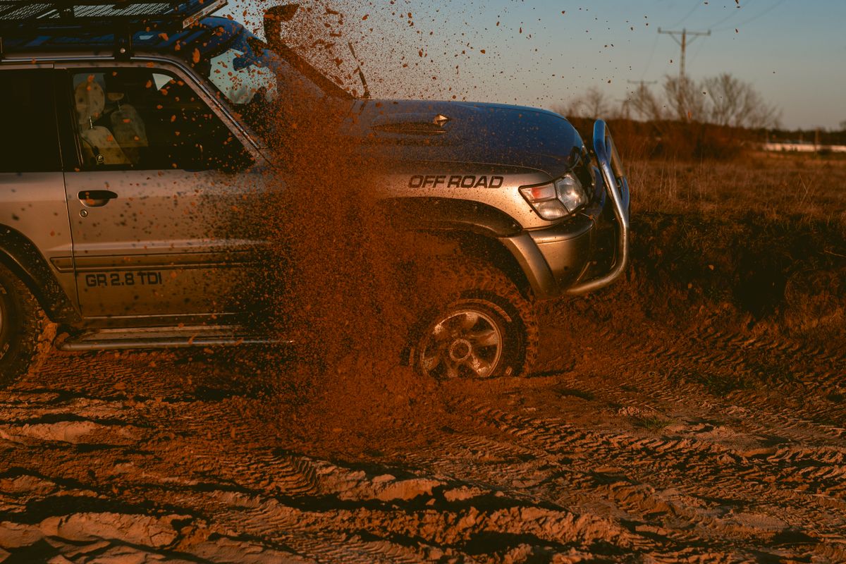 SUV 4x4 roulant sur une piste, démontrant ses capacités tout-terrain