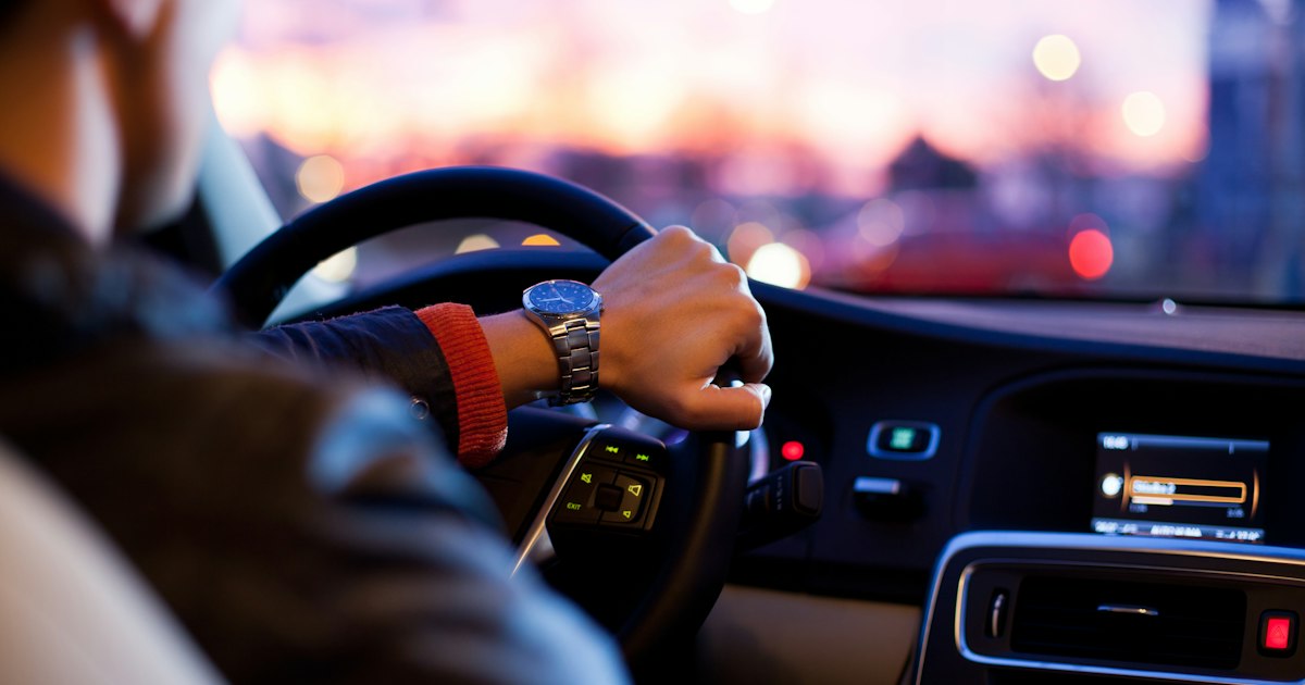 Conducteur sur autoroute lors d'un trajet longue distance